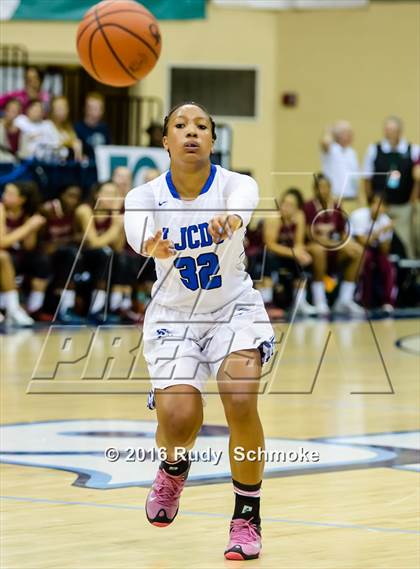 Thumbnail 1 in Mission Hills vs. La Jolla Country Day (CIF SDS Open Division Final) photogallery.