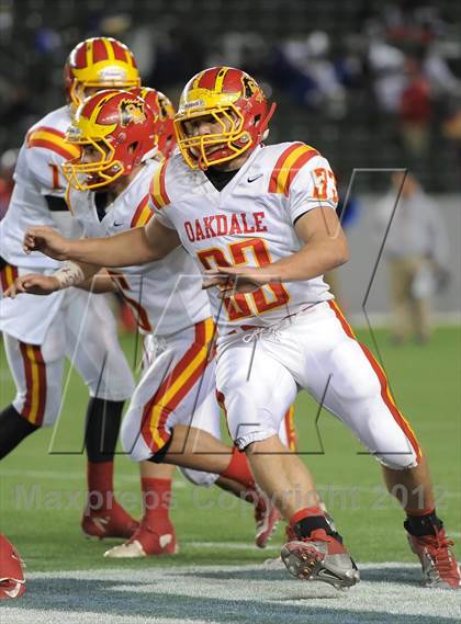 Thumbnail 3 in Oakdale vs. Serra (CIF State D2 Final) photogallery.