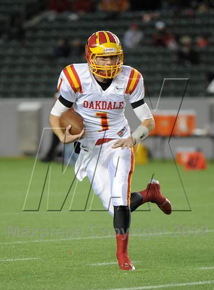 Thumbnail 2 in Oakdale vs. Serra (CIF State D2 Final) photogallery.