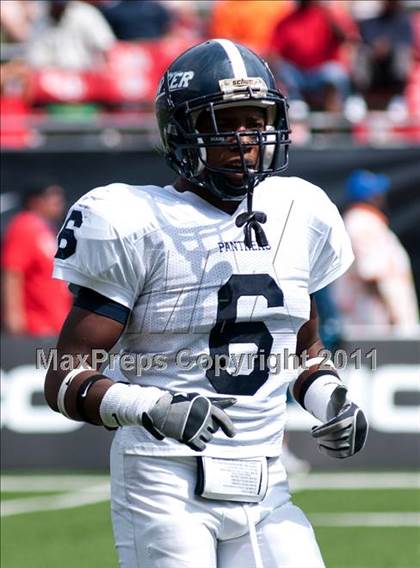 Thumbnail 2 in Dwyer vs. Glenville (Kirk Herbstreit National Kickoff Classic) photogallery.