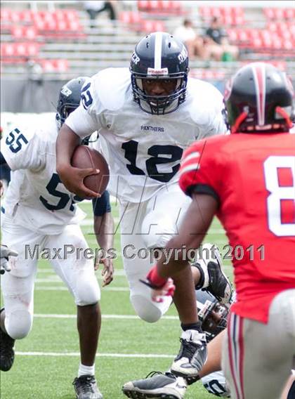 Thumbnail 2 in Dwyer vs. Glenville (Kirk Herbstreit National Kickoff Classic) photogallery.