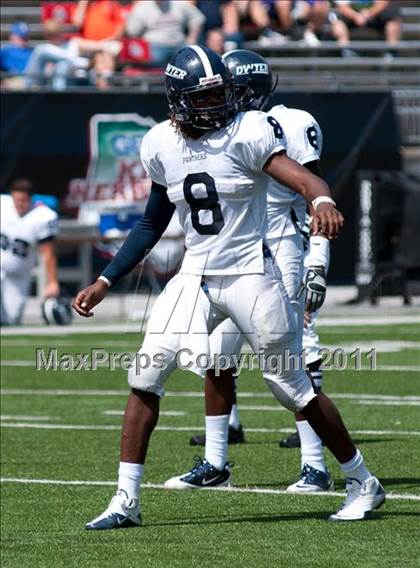 Thumbnail 2 in Dwyer vs. Glenville (Kirk Herbstreit National Kickoff Classic) photogallery.