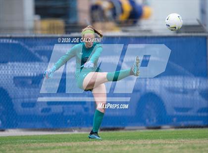 Thumbnail 1 in Lee [Robert E.] vs Alamo Heights (NEISD Soccer Showcase) photogallery.