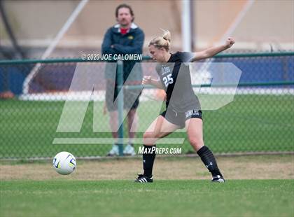 Thumbnail 2 in Lee [Robert E.] vs Alamo Heights (NEISD Soccer Showcase) photogallery.
