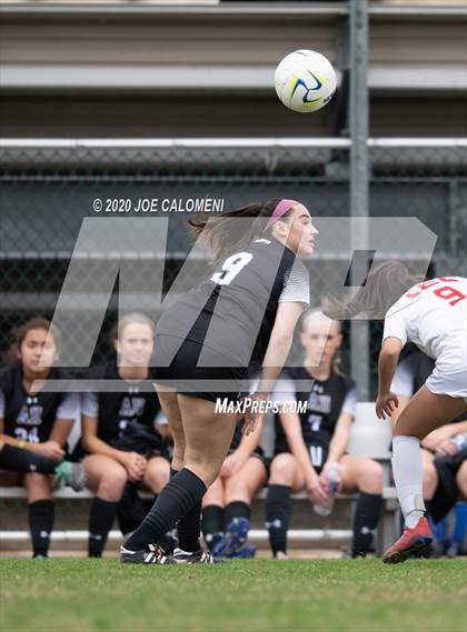 Thumbnail 2 in Lee [Robert E.] vs Alamo Heights (NEISD Soccer Showcase) photogallery.