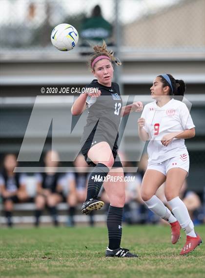Thumbnail 3 in Lee [Robert E.] vs Alamo Heights (NEISD Soccer Showcase) photogallery.