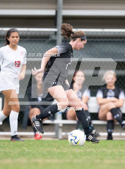 Thumbnail 2 in Lee [Robert E.] vs Alamo Heights (NEISD Soccer Showcase) photogallery.