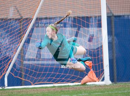 Thumbnail 2 in Lee [Robert E.] vs Alamo Heights (NEISD Soccer Showcase) photogallery.