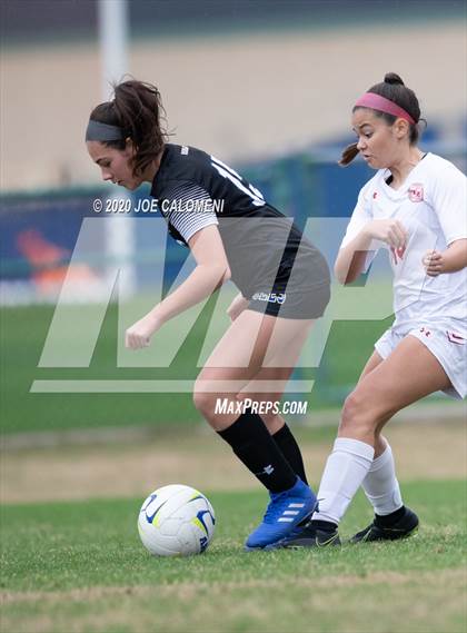 Thumbnail 3 in Lee [Robert E.] vs Alamo Heights (NEISD Soccer Showcase) photogallery.
