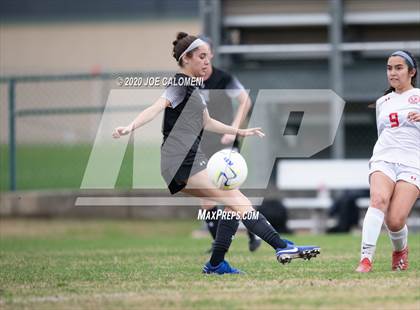 Thumbnail 1 in Lee [Robert E.] vs Alamo Heights (NEISD Soccer Showcase) photogallery.