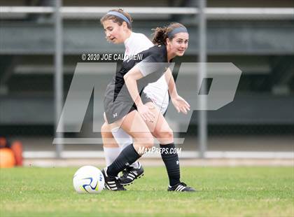Thumbnail 2 in Lee [Robert E.] vs Alamo Heights (NEISD Soccer Showcase) photogallery.