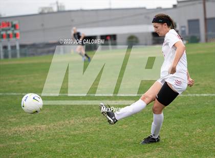 Thumbnail 2 in Lee [Robert E.] vs Alamo Heights (NEISD Soccer Showcase) photogallery.