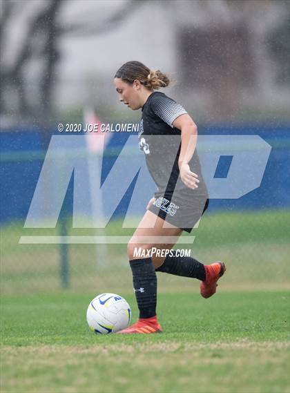 Thumbnail 3 in Lee [Robert E.] vs Alamo Heights (NEISD Soccer Showcase) photogallery.