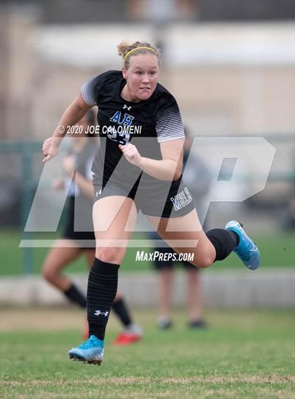 Thumbnail 2 in Lee [Robert E.] vs Alamo Heights (NEISD Soccer Showcase) photogallery.