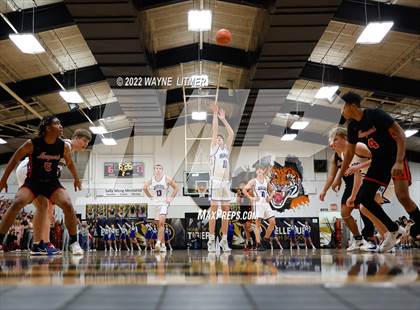 Thumbnail 2 in Newport vs Highlands (36th District Championship) photogallery.