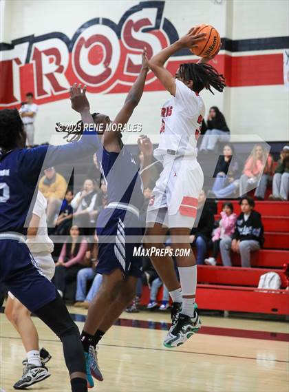 Thumbnail 3 in Aquinas vs Glendale (CIF SS D-3 Rnd 2 Playoff) photogallery.