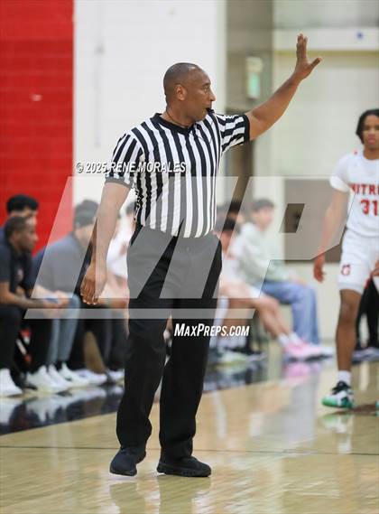 Thumbnail 3 in Aquinas vs Glendale (CIF SS D-3 Rnd 2 Playoff) photogallery.