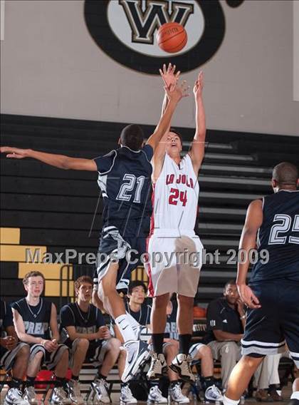 Thumbnail 2 in Flintridge Prep vs La Jolla (MaxPreps Holiday Classic) photogallery.