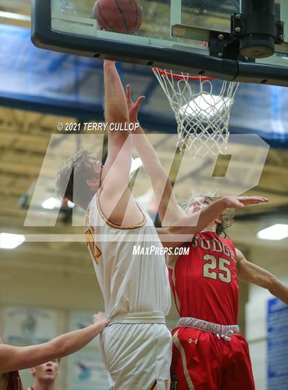 Thumbnail 3 in Judge Memorial vs. Mountain View (Eagle Holiday Shootout) photogallery.