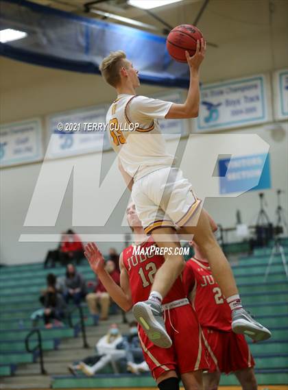 Thumbnail 2 in Judge Memorial vs. Mountain View (Eagle Holiday Shootout) photogallery.