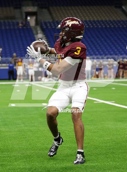 Thumbnail 1 in Dripping Springs vs. Vandegrift (UIL 6A D2 Football Quarterfinal) photogallery.