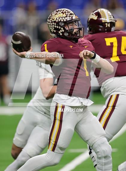 Thumbnail 1 in Dripping Springs vs. Vandegrift (UIL 6A D2 Football Quarterfinal) photogallery.
