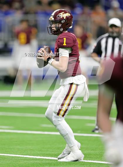Thumbnail 1 in Dripping Springs vs. Vandegrift (UIL 6A D2 Football Quarterfinal) photogallery.