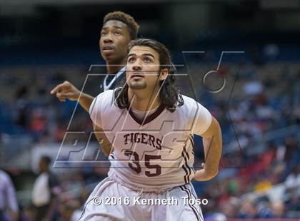 Thumbnail 2 in Lincoln vs. Silsbee (UIL 4A Final) photogallery.