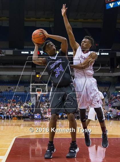 Thumbnail 3 in Lincoln vs. Silsbee (UIL 4A Final) photogallery.