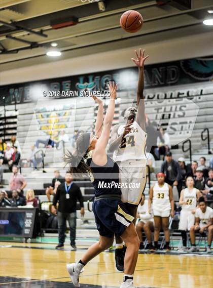Thumbnail 1 in Casteel vs. Clark (NIKE Tournament of Champions) photogallery.
