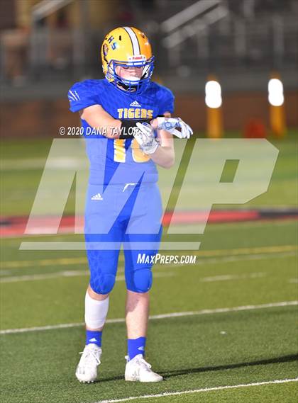 Thumbnail 3 in Leonard vs. City View (UIL 3A Area Playoff) photogallery.