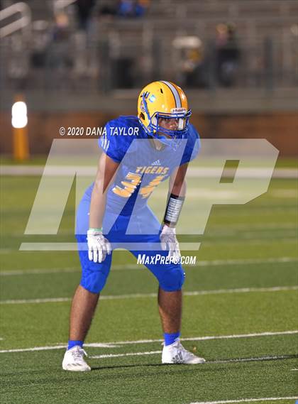 Thumbnail 2 in Leonard vs. City View (UIL 3A Area Playoff) photogallery.