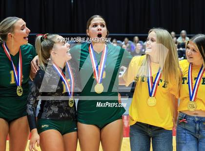Thumbnail 1 in Clifton vs. Boyd (UIL 3A D2 Volleyball Final Medal Ceremony) photogallery.