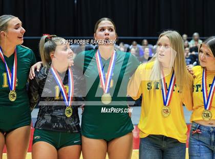 Thumbnail 3 in Clifton vs. Boyd (UIL 3A D2 Volleyball Final Medal Ceremony) photogallery.