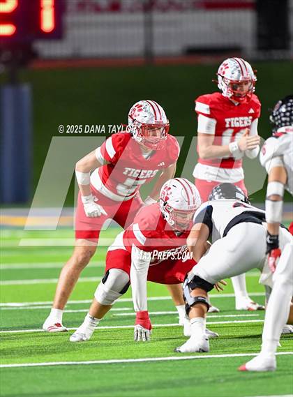 Thumbnail 2 in Mineral Wells vs Glen Rose (Texas UIL 4A D2 Bi-District) photogallery.