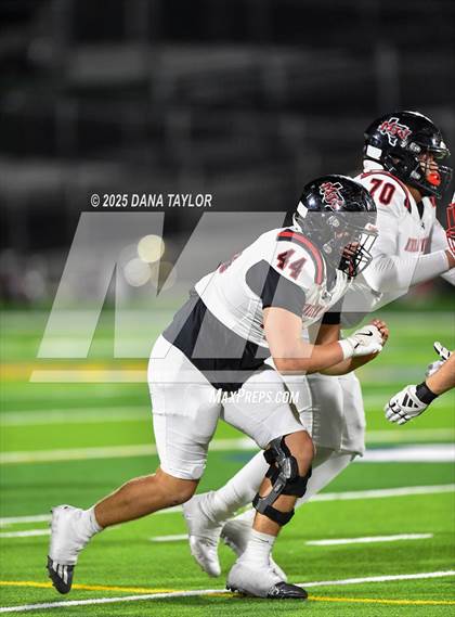 Thumbnail 1 in Mineral Wells vs Glen Rose (Texas UIL 4A D2 Bi-District) photogallery.