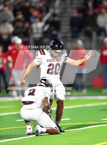 Thumbnail 2 in Mineral Wells vs Glen Rose (Texas UIL 4A D2 Bi-District) photogallery.