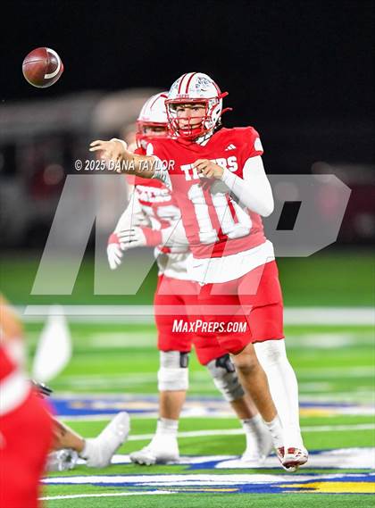 Thumbnail 2 in Mineral Wells vs Glen Rose (Texas UIL 4A D2 Bi-District) photogallery.