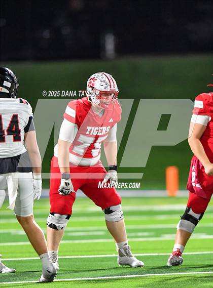 Thumbnail 3 in Mineral Wells vs Glen Rose (Texas UIL 4A D2 Bi-District) photogallery.