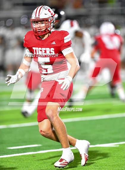 Thumbnail 3 in Mineral Wells vs Glen Rose (Texas UIL 4A D2 Bi-District) photogallery.