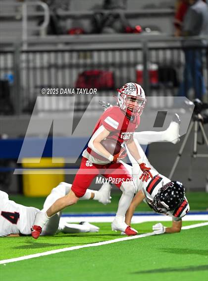 Thumbnail 2 in Mineral Wells vs Glen Rose (Texas UIL 4A D2 Bi-District) photogallery.