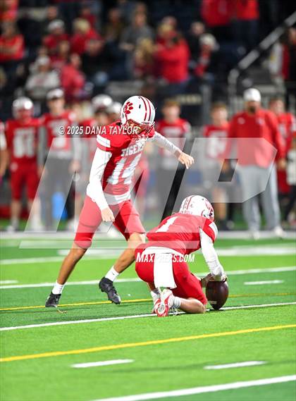 Thumbnail 3 in Mineral Wells vs Glen Rose (Texas UIL 4A D2 Bi-District) photogallery.