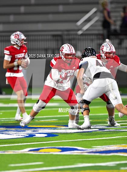 Thumbnail 2 in Mineral Wells vs Glen Rose (Texas UIL 4A D2 Bi-District) photogallery.