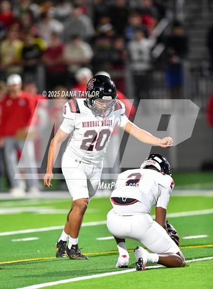 Thumbnail 1 in Mineral Wells vs Glen Rose (Texas UIL 4A D2 Bi-District) photogallery.