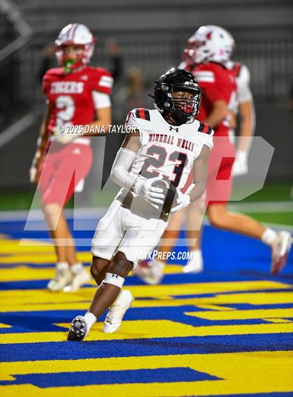 Thumbnail 3 in Mineral Wells vs Glen Rose (Texas UIL 4A D2 Bi-District) photogallery.