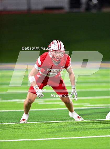 Thumbnail 3 in Mineral Wells vs Glen Rose (Texas UIL 4A D2 Bi-District) photogallery.