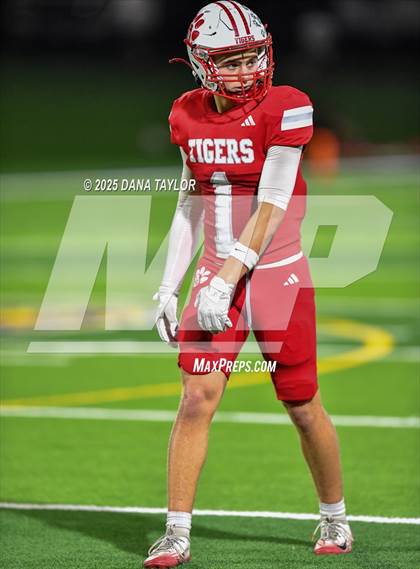 Thumbnail 2 in Mineral Wells vs Glen Rose (Texas UIL 4A D2 Bi-District) photogallery.