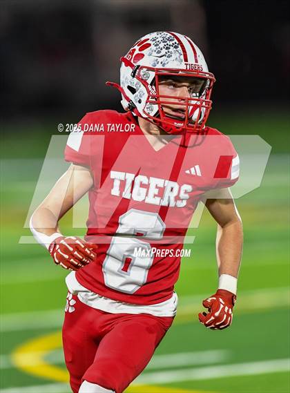 Thumbnail 1 in Mineral Wells vs Glen Rose (Texas UIL 4A D2 Bi-District) photogallery.