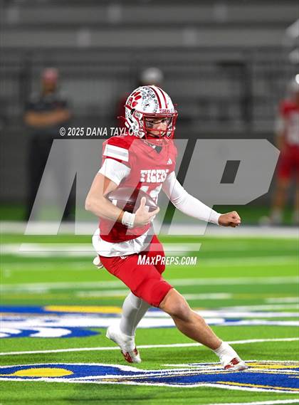 Thumbnail 1 in Mineral Wells vs Glen Rose (Texas UIL 4A D2 Bi-District) photogallery.
