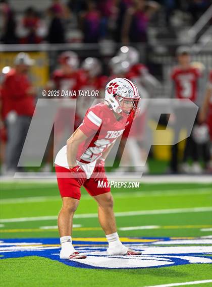 Thumbnail 2 in Mineral Wells vs Glen Rose (Texas UIL 4A D2 Bi-District) photogallery.